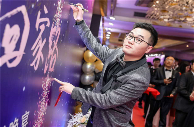 【高光“疫”事】勇敢逆行的特殊“网约车”——来利国际w6690后，用信念打通生命运输线